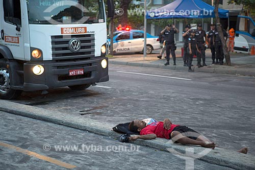  Man sleeping - sidewalk of bike lane of the Copacabana Beach - post 6 - after the Reveillon party  - Rio de Janeiro city - Rio de Janeiro state (RJ) - Brazil