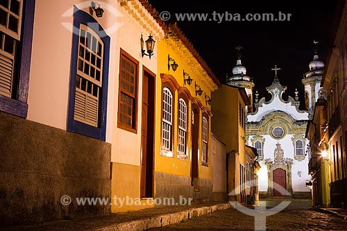  Historic house of Sao Joao del Rei city with the Nossa Senhora do Carmo Church (1733) in the background  - Sao Joao del Rei city - Minas Gerais state (MG) - Brazil