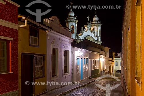  Historic house of Sao Joao del Rei city with the Nossa Senhora do Carmo Church (1733) in the background  - Sao Joao del Rei city - Minas Gerais state (MG) - Brazil