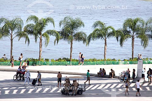  People under shadow of the Amanha Museum (Museum of Tomorrow)  - Rio de Janeiro city - Rio de Janeiro state (RJ) - Brazil