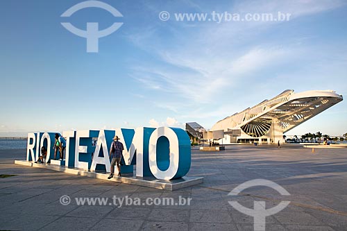  Placard that says: Rio Te Amo (Rio I Love You) with the Amanha Museum (Museum of Tomorrow) in the background during the sunset  - Rio de Janeiro city - Rio de Janeiro state (RJ) - Brazil