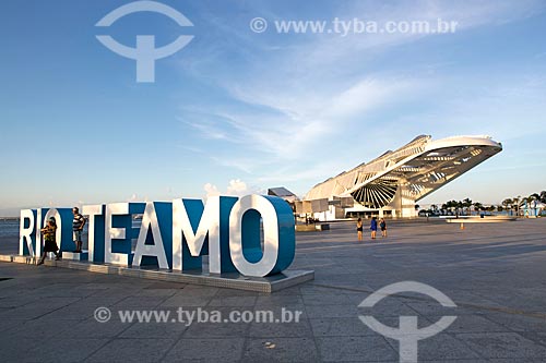  Placard that says: Rio Te Amo (Rio I Love You) with the Amanha Museum (Museum of Tomorrow) in the background during the sunset  - Rio de Janeiro city - Rio de Janeiro state (RJ) - Brazil