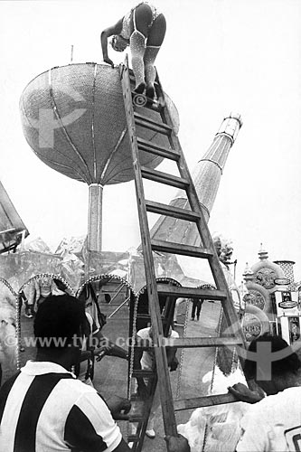  Detail of highlight going up of floats during the parade - Marques de Sapucai Sambadrome  - Rio de Janeiro city - Rio de Janeiro state (RJ) - Brazil