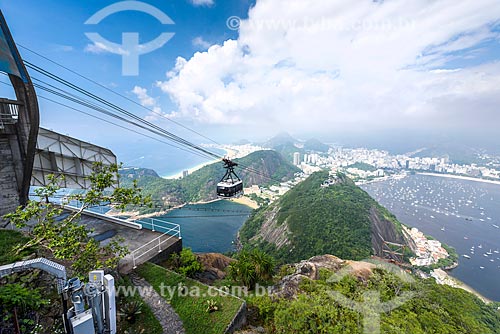  Cable car making the crossing between the Urca Mountain and Sugar Loaf  - Rio de Janeiro city - Rio de Janeiro state (RJ) - Brazil