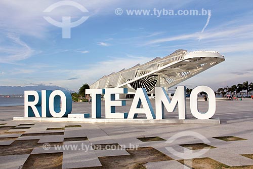  Placard that says: Rio Te Amo (Rio Love You) - Maua Square with the Amanha Museum (Museum of Tomorrow) in the background  - Rio de Janeiro city - Rio de Janeiro state (RJ) - Brazil