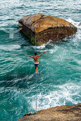  Practitioner of slackline - Vidigal Beach  - Rio de Janeiro city - Rio de Janeiro state (RJ) - Brazil