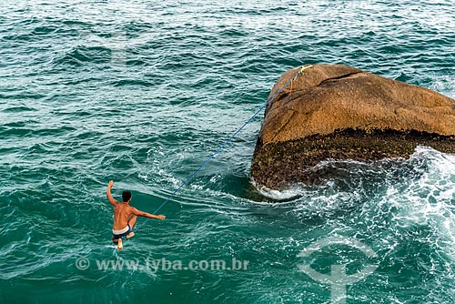  Practitioner of slackline - Vidigal Beach  - Rio de Janeiro city - Rio de Janeiro state (RJ) - Brazil