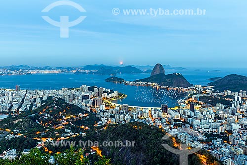  View of nightfall - Botafogo Bay with the Sugar Loaf from Mirante Dona Marta  - Rio de Janeiro city - Rio de Janeiro state (RJ) - Brazil