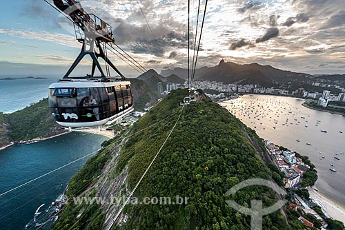  Cable car of Sugar Loaf making the crossing between the Urca Mountain and Sugar Loaf during sunset  - Rio de Janeiro city - Rio de Janeiro state (RJ) - Brazil