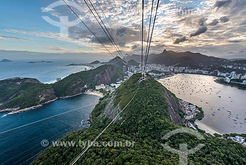  Cable car of Sugar Loaf making the crossing between the Urca Mountain and Sugar Loaf during sunset  - Rio de Janeiro city - Rio de Janeiro state (RJ) - Brazil