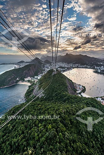  Cable car of Sugar Loaf making the crossing between the Urca Mountain and Sugar Loaf during sunset  - Rio de Janeiro city - Rio de Janeiro state (RJ) - Brazil
