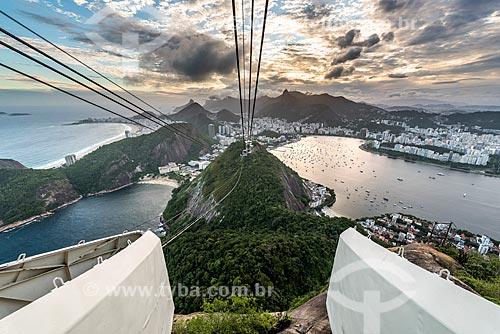  Cable car of Sugar Loaf making the crossing between the Urca Mountain and Sugar Loaf during sunset  - Rio de Janeiro city - Rio de Janeiro state (RJ) - Brazil