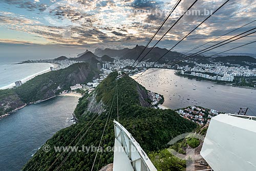  Cable car of Sugar Loaf making the crossing between the Urca Mountain and Sugar Loaf during sunset  - Rio de Janeiro city - Rio de Janeiro state (RJ) - Brazil