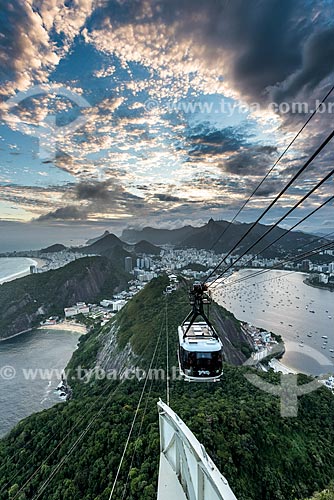  Cable car of Sugar Loaf making the crossing between the Urca Mountain and Sugar Loaf during sunset  - Rio de Janeiro city - Rio de Janeiro state (RJ) - Brazil