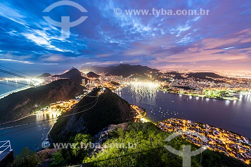  Cable car of Sugar Loaf making the crossing between the Urca Mountain and Sugar Loaf during nightfall  - Rio de Janeiro city - Rio de Janeiro state (RJ) - Brazil