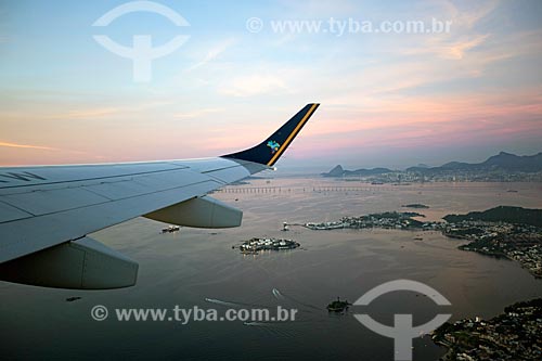  Airplane flying over the Guanabara Bay with the Sugar Loaf in the background  - Rio de Janeiro city - Rio de Janeiro state (RJ) - Brazil