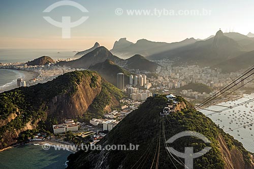  Cable car making the crossing between the Urca Mountain and Sugar Loaf  - Rio de Janeiro city - Rio de Janeiro state (RJ) - Brazil