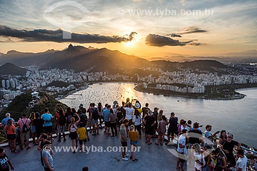  Tourists - mirante of the Sugar Loaf during the sunset  - Rio de Janeiro city - Rio de Janeiro state (RJ) - Brazil