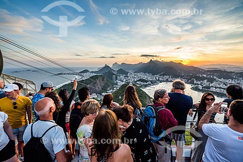  Tourists - mirante of the Sugar Loaf during the sunset  - Rio de Janeiro city - Rio de Janeiro state (RJ) - Brazil