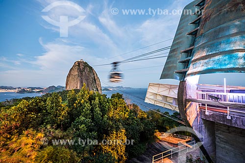  Cable car making the crossing between the Urca Mountain and Sugar Loaf  - Rio de Janeiro city - Rio de Janeiro state (RJ) - Brazil