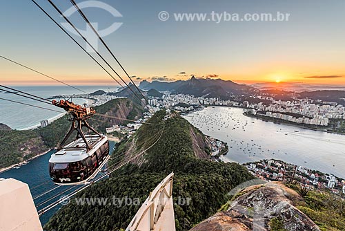  Cable car of Sugar Loaf making the crossing between the Urca Mountain and Sugar Loaf during sunset  - Rio de Janeiro city - Rio de Janeiro state (RJ) - Brazil