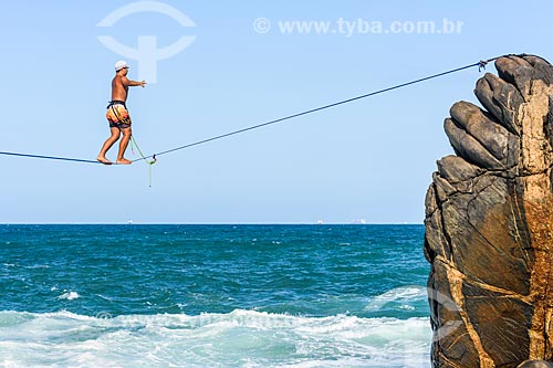  Practitioner of slackline - rock formation konwn as Castelinho do Leblon near to Mirante of Leblon  - Rio de Janeiro city - Rio de Janeiro state (RJ) - Brazil