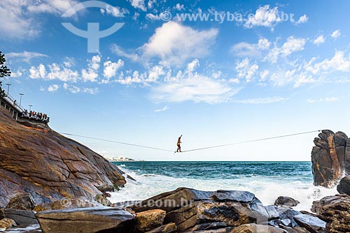  Practitioner of slackline - rock formation konwn as Castelinho do Leblon near to Mirante of Leblon  - Rio de Janeiro city - Rio de Janeiro state (RJ) - Brazil