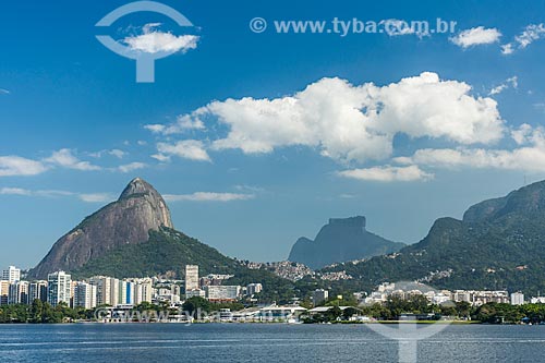  View of the Rodrigo de Freitas Lagoon with the Morro Dois Irmaos (Two Brothers Mountain) and the Rock of Gavea in the background  - Rio de Janeiro city - Rio de Janeiro state (RJ) - Brazil