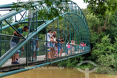  People observing the Paraiba do Sul River from suspension bridge  - Guararema city - Sao Paulo state (SP) - Brazil