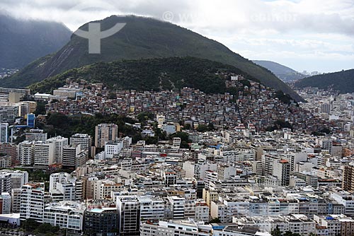  Aerial photo of the Copacabana neighborhood with the Cantagalo slum in the background  - Rio de Janeiro city - Rio de Janeiro state (RJ) - Brazil