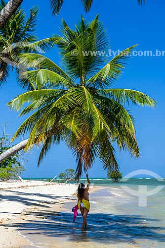  Woman - Tip of Castelhanos waterfront  - Cairu city - Bahia state (BA) - Brazil