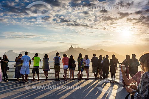  Tourists observing the sunset from Sugar Loaf mirante  - Rio de Janeiro city - Rio de Janeiro state (RJ) - Brazil