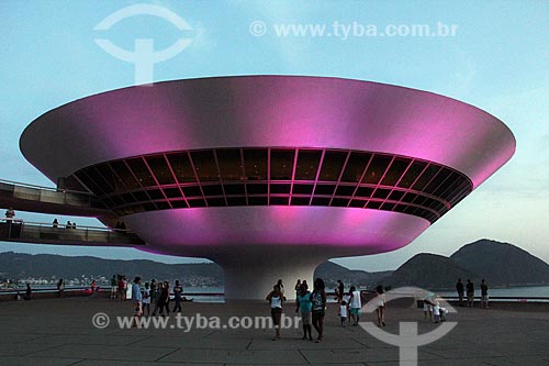  Niteroi Contemporary Art Museum (1996) - part of the Caminho Niemeyer (Niemeyer Way) - with special lighting - pink - due to the October Rosa Campaign  - Rio de Janeiro city - Rio de Janeiro state (RJ) - Brazil