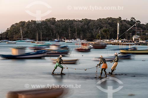  View of the sculpture to Three Fishermens - Armacao Beach waterfront - during the sunset  - Armacao dos Buzios city - Rio de Janeiro state (RJ) - Brazil