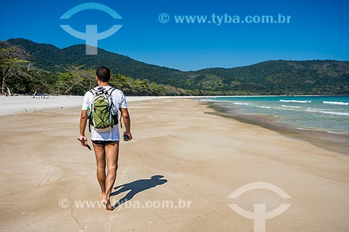  Bather walking - Lopes Mendes Beach waterfront  - Angra dos Reis city - Rio de Janeiro state (RJ) - Brazil