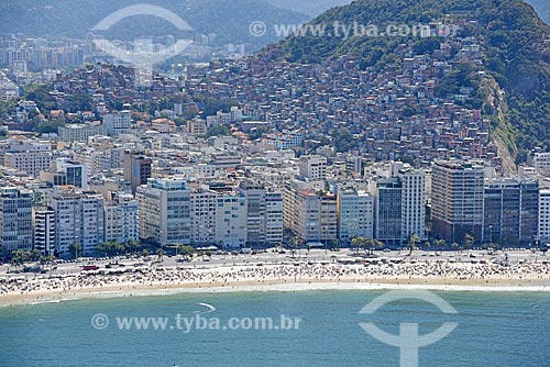  Aerial photo of the Copacabana Beach waterfront with the Cantagalo slum in the background  - Rio de Janeiro city - Rio de Janeiro state (RJ) - Brazil