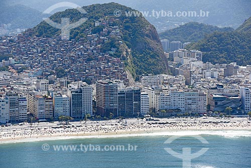  Aerial photo of the Copacabana Beach waterfront with the Cantagalo slum in the background  - Rio de Janeiro city - Rio de Janeiro state (RJ) - Brazil