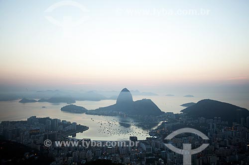  View of the dawn from Mirante Dona Marta with the Sugarloaf in the background  - Rio de Janeiro city - Rio de Janeiro state (RJ) - Brazil