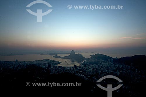  View of the dawn from Mirante Dona Marta with the Sugarloaf in the background  - Rio de Janeiro city - Rio de Janeiro state (RJ) - Brazil