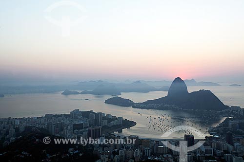  View of the dawn from Mirante Dona Marta with the Sugarloaf in the background  - Rio de Janeiro city - Rio de Janeiro state (RJ) - Brazil