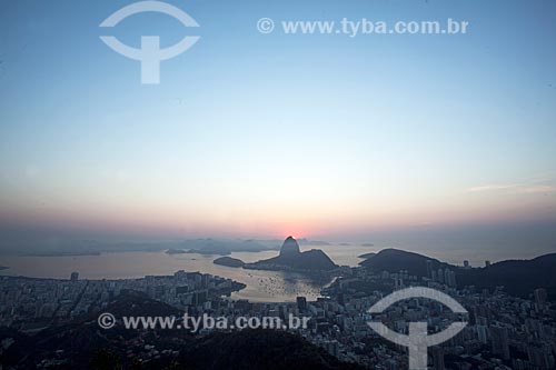  View of the dawn from Mirante Dona Marta with the Sugarloaf in the background  - Rio de Janeiro city - Rio de Janeiro state (RJ) - Brazil