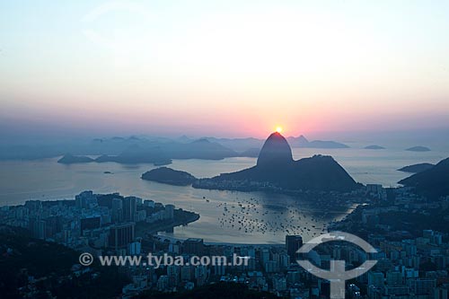  View of the dawn from Mirante Dona Marta with the Sugarloaf in the background  - Rio de Janeiro city - Rio de Janeiro state (RJ) - Brazil