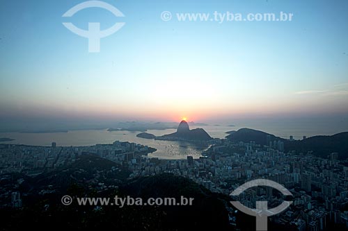  View of the dawn from Mirante Dona Marta with the Sugarloaf in the background  - Rio de Janeiro city - Rio de Janeiro state (RJ) - Brazil