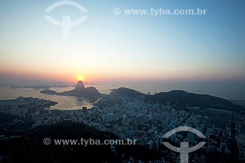  View of the dawn from Mirante Dona Marta with the Sugarloaf in the background  - Rio de Janeiro city - Rio de Janeiro state (RJ) - Brazil