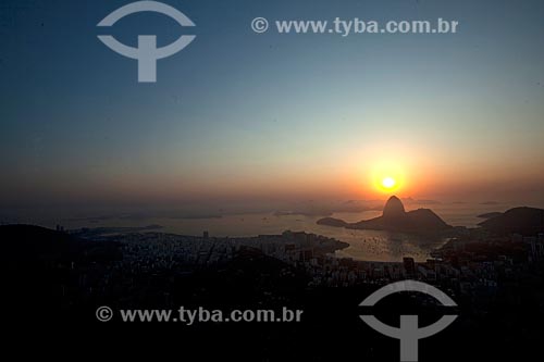  View of the dawn from Mirante Dona Marta with the Sugarloaf in the background  - Rio de Janeiro city - Rio de Janeiro state (RJ) - Brazil