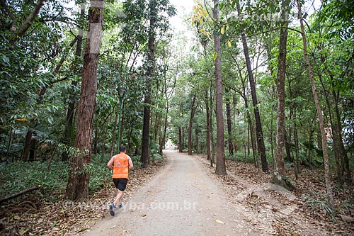  Man running - Vicentina Aranha Park  - Sao Jose dos Campos city - Sao Paulo state (SP) - Brazil