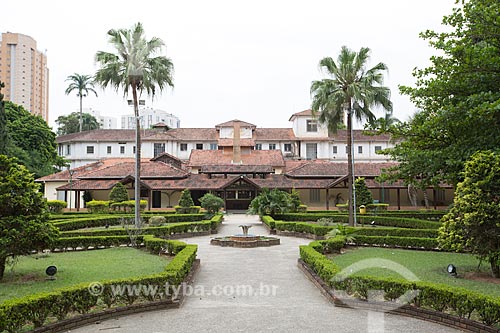  Administrative building of the Vicentina Aranha Park - old Sanatorium Vicentina Aranha - in the background  - Sao Jose dos Campos city - Sao Paulo state (SP) - Brazil