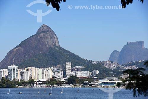  View of the Rodrigo de Freitas Lagoon with the Morro Dois Irmaos (Two Brothers Mountain) and the Rock of Gavea in the background  - Rio de Janeiro city - Rio de Janeiro state (RJ) - Brazil