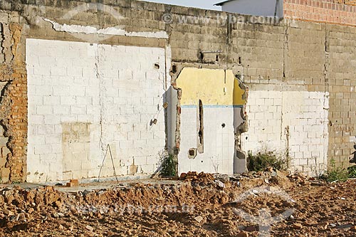  Remains of a building wall on the wall of a house  - Guaratingueta city - Sao Paulo state (SP) - Brazil