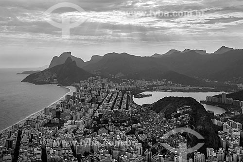  Aerial photo of the Ipanema Beach waterfront - to the left - with the Morro Dois Irmaos (Two Brothers Mountain) and Rock of Gavea in the background  - Rio de Janeiro city - Rio de Janeiro state (RJ) - Brazil